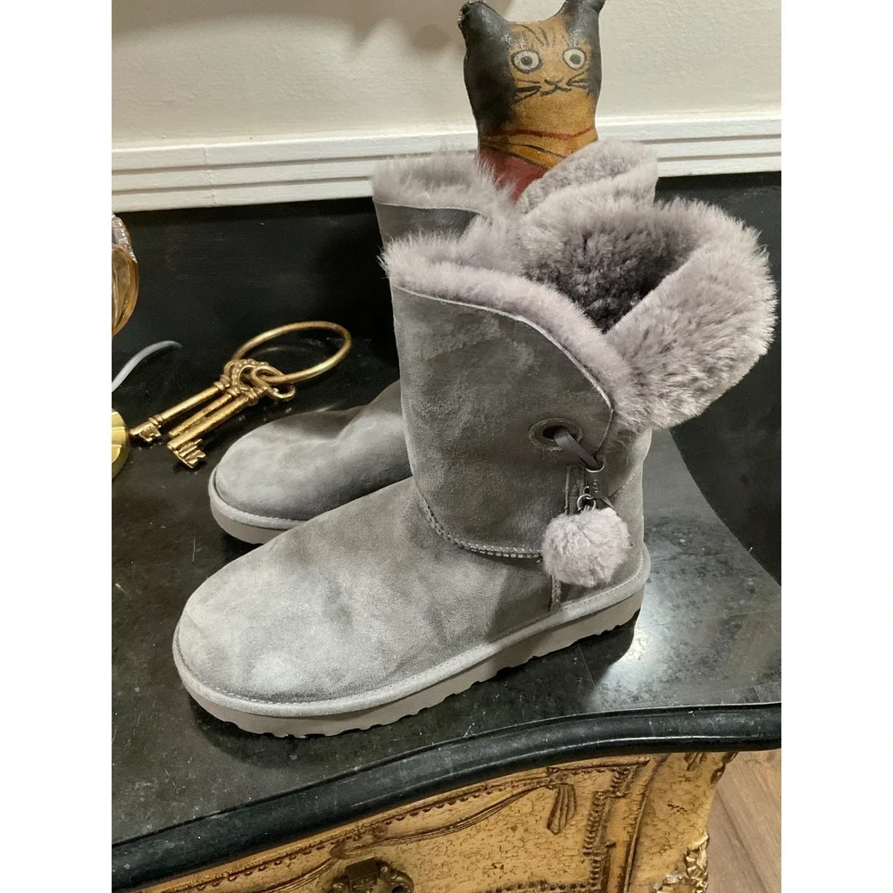 UGG Gita Grey Suede Pom Pom Sheepskin Boots Womens Size 10